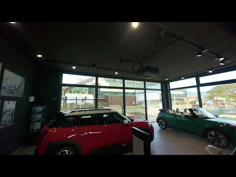 Showroom LEAL BMW à La Réunion, image de la vidéo FPV de septembre 2026.